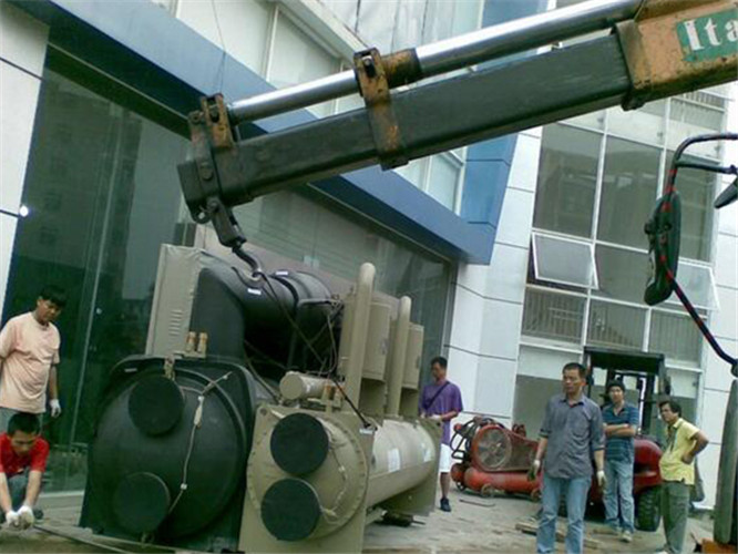 墨玉县随车吊和汽车吊的核心区别是什么？哪种更省钱？