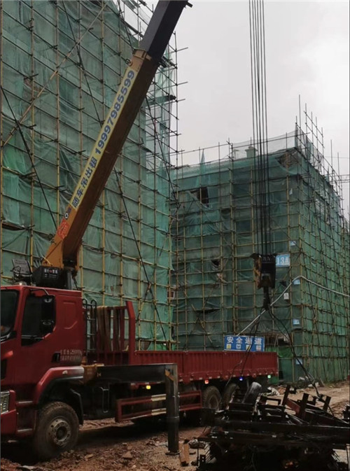 墨玉县“慢工细活”—— 吊车的 “微动控制” 技术